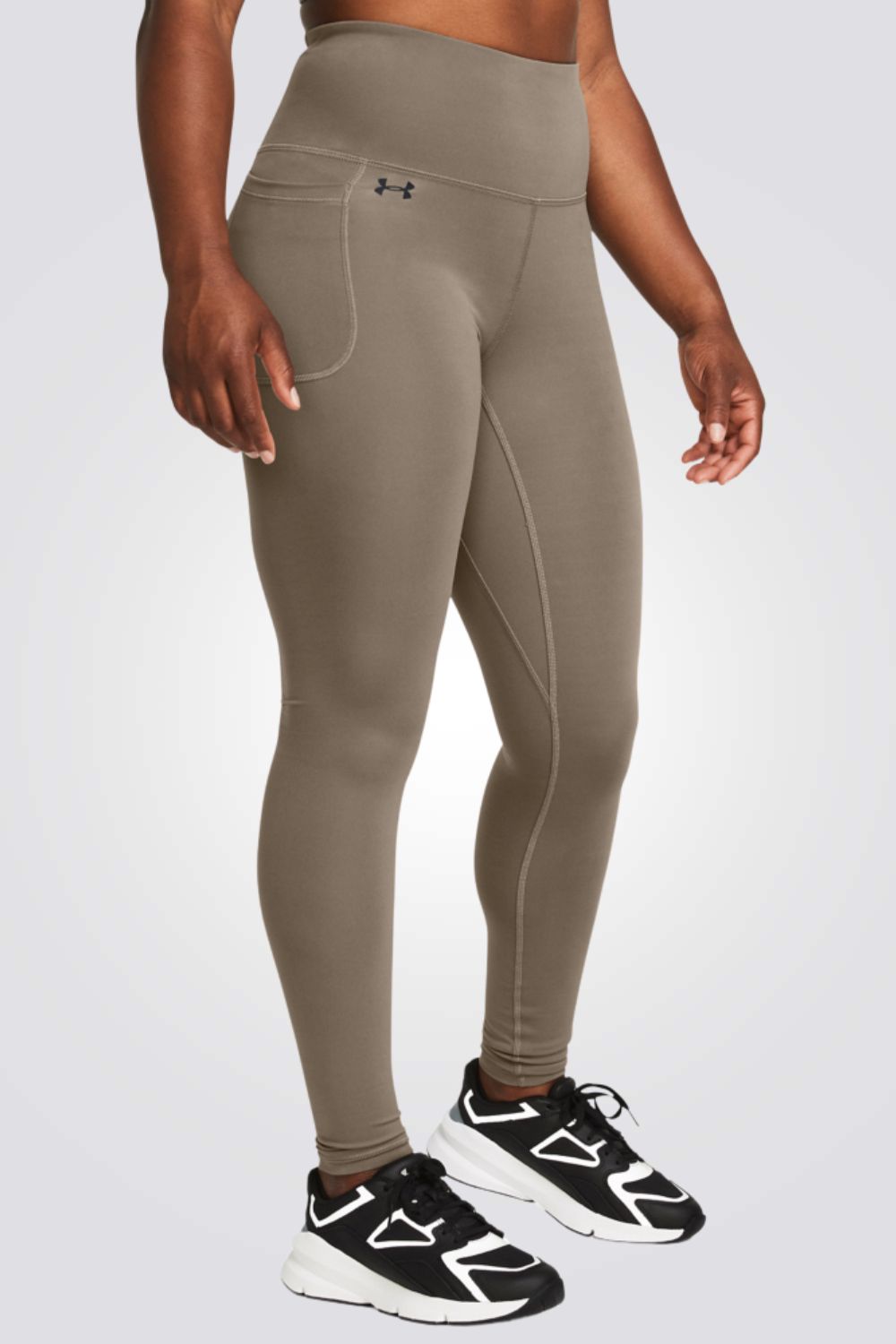 טייץ מבית המותג UNDER ARMOUR , בעל מותן אלסטית להתאמה מושלמת. כיס צד, לשמירה על מכשיר הטלפון שלך.