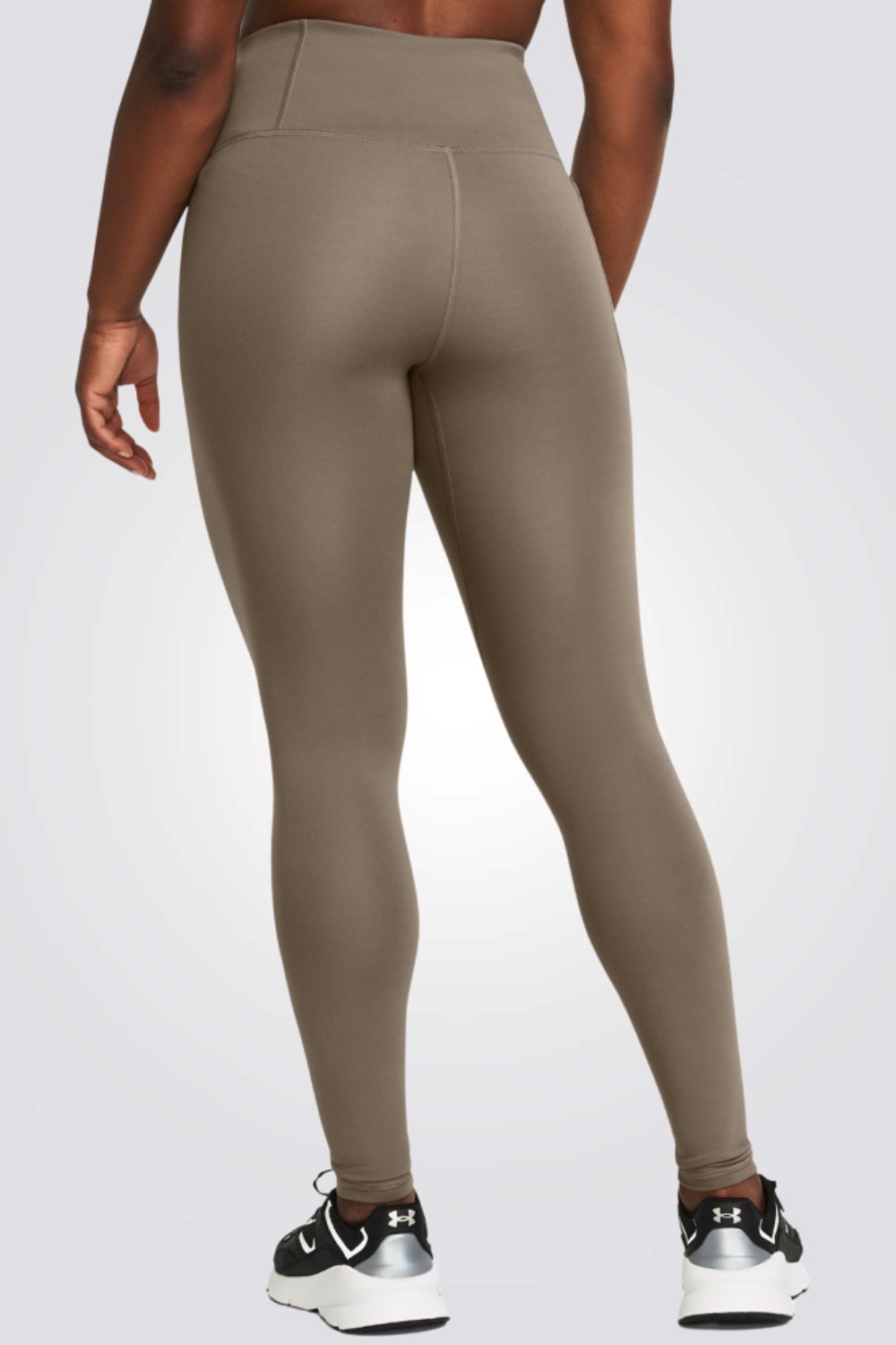 טייץ מבית המותג UNDER ARMOUR , בעל מותן אלסטית להתאמה מושלמת. כיס צד, לשמירה על מכשיר הטלפון שלך.