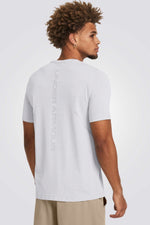 חולצה מבית המותג UNDER ARMOUR , עשויה מבד מנדף זיעה ששומר על הגוף שלך מאורר לאורך האימון