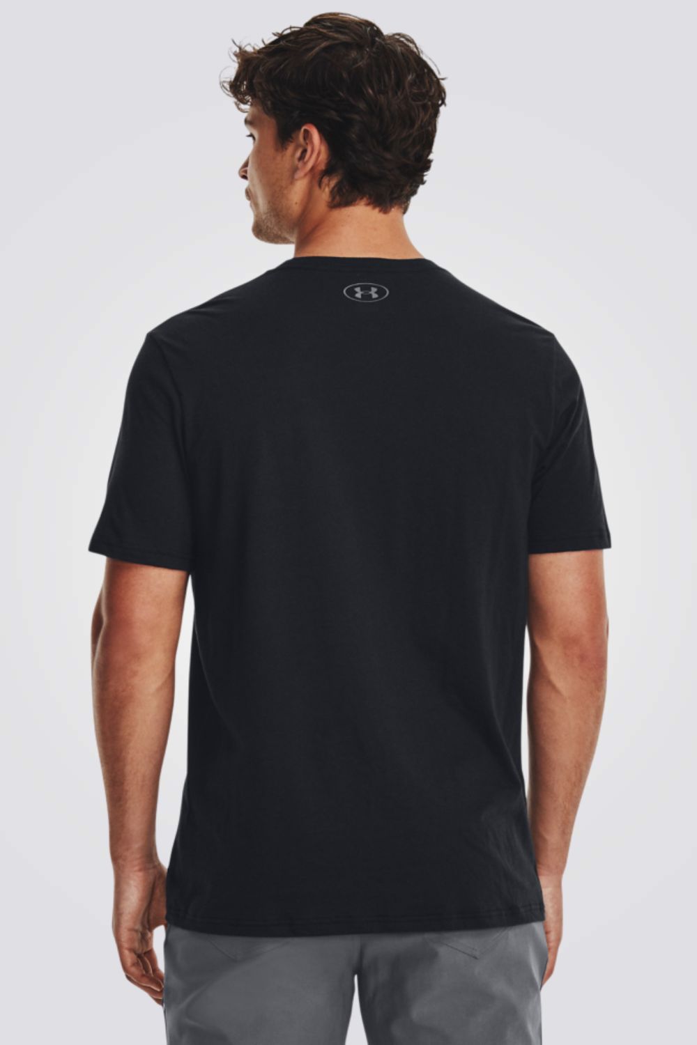 חולצה מבית המותג UNDER ARMOUR , עשויה מבד מנדף זיעה ששומר על הגוף שלך מאורר לאורך כל האימון.