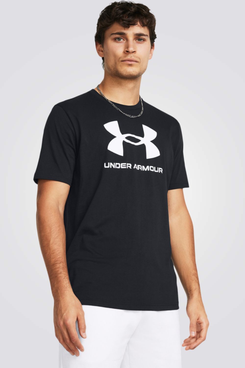 חולצה מבית המותג UNDER ARMOUR , עשויה מבד מנדף זיעה ששומר על הגוף שלך מאורר לאורך כל האימון.
