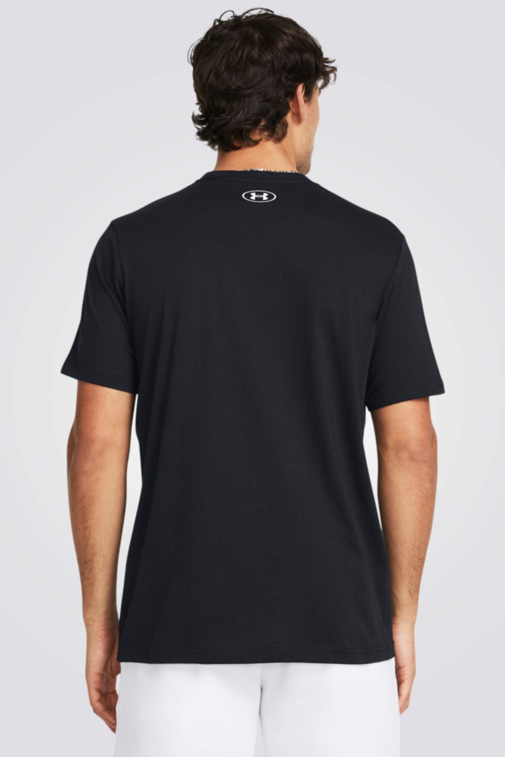 חולצה מבית המותג UNDER ARMOUR , עשויה מבד מנדף זיעה ששומר על הגוף שלך מאורר לאורך כל האימון.