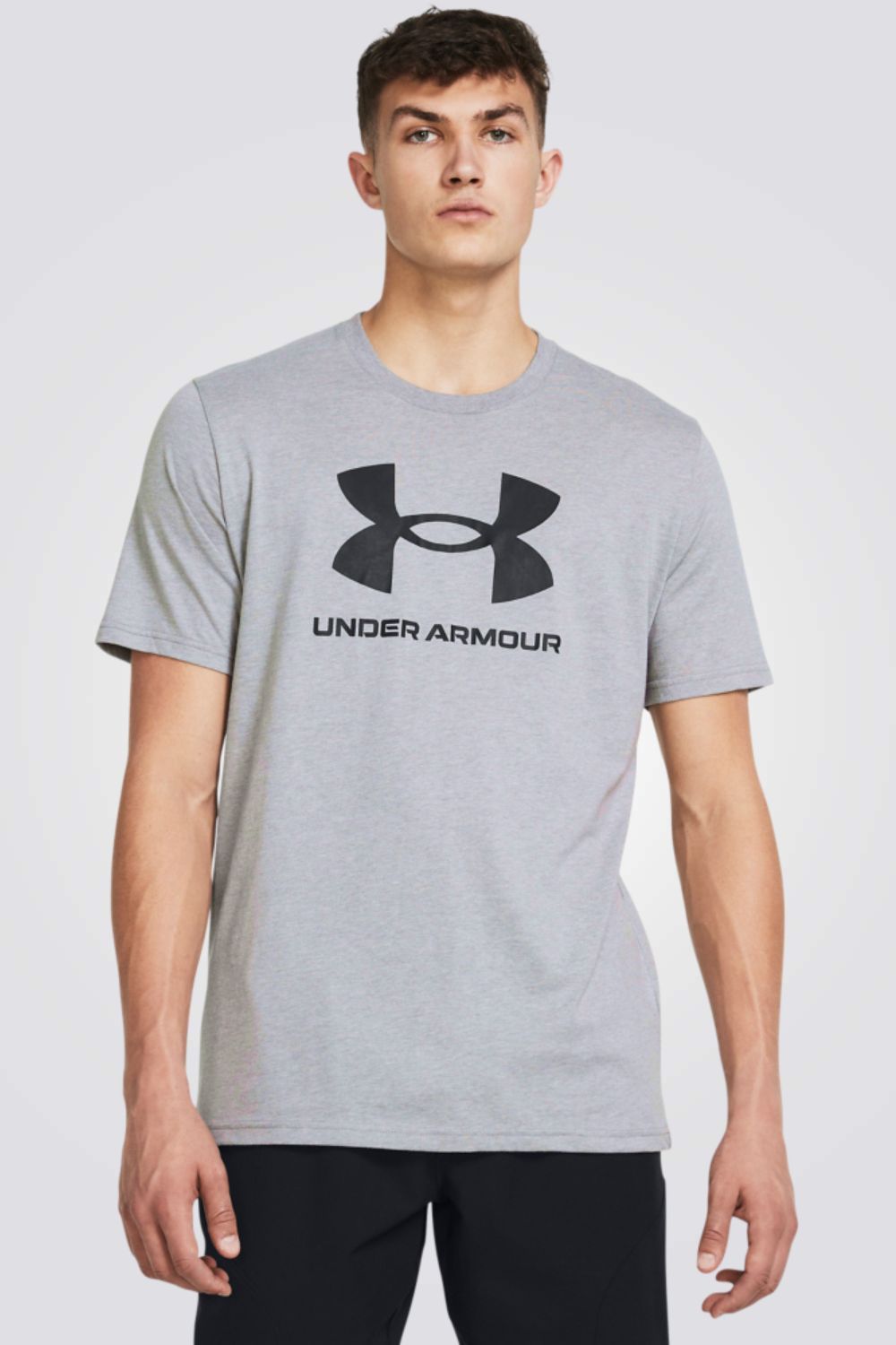 חולצה מבית המותג UNDER ARMOUR , עשויה מבד מנדף זיעה ששומר על הגוף שלך מאורר לאורך כל האימון.