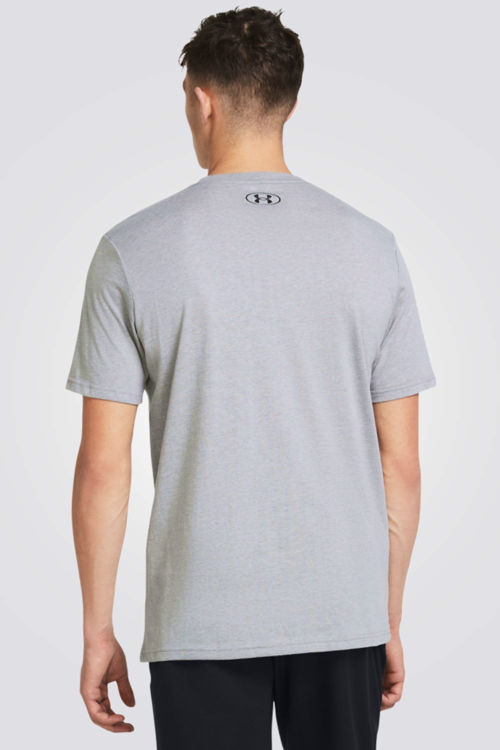 חולצה מבית המותג UNDER ARMOUR , עשויה מבד מנדף זיעה ששומר על הגוף שלך מאורר לאורך כל האימון.