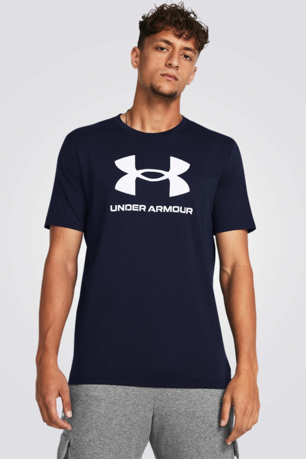 חולצה מבית המותג UNDER ARMOUR , עשויה מבד נוח ומשלבת בין אופנתיות לנוחות בלתי מתפשרת