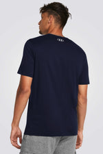 חולצה מבית המותג UNDER ARMOUR , עשויה מבד נוח ומשלבת בין אופנתיות לנוחות בלתי מתפשרת