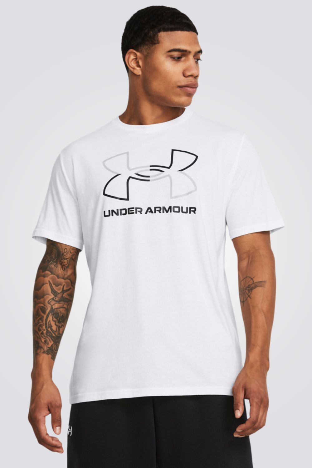 חולצה מבית המותג UNDER ARMOUR , עשויה מבד מנדף זיעה ששומר על הגוף שלך מאורר לאורך כל האימון.