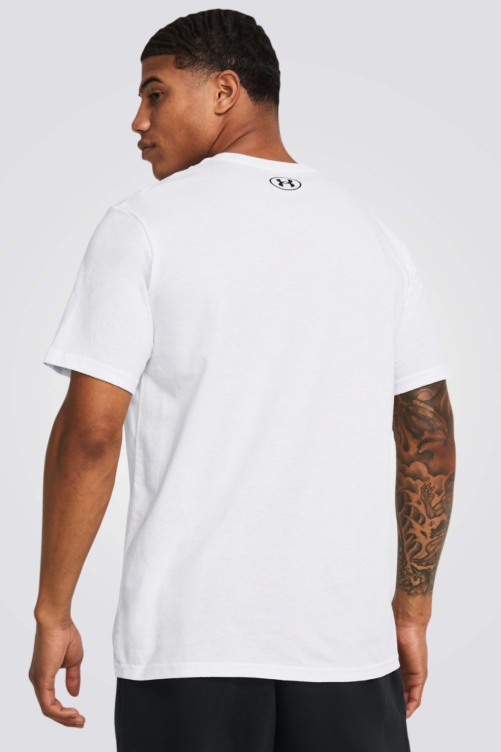 חולצה מבית המותג UNDER ARMOUR , עשויה מבד מנדף זיעה ששומר על הגוף שלך מאורר לאורך כל האימון.