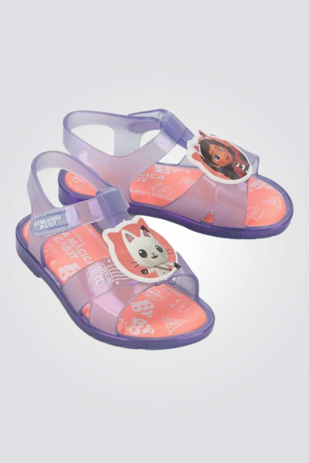 נעליים מבית המותג ZAXY, בעלות סולייה איכותית מגומי שמספקת אחיזה מלאה לקרקע. סגירת סקוטש להתאמה מושלמת לרגל.