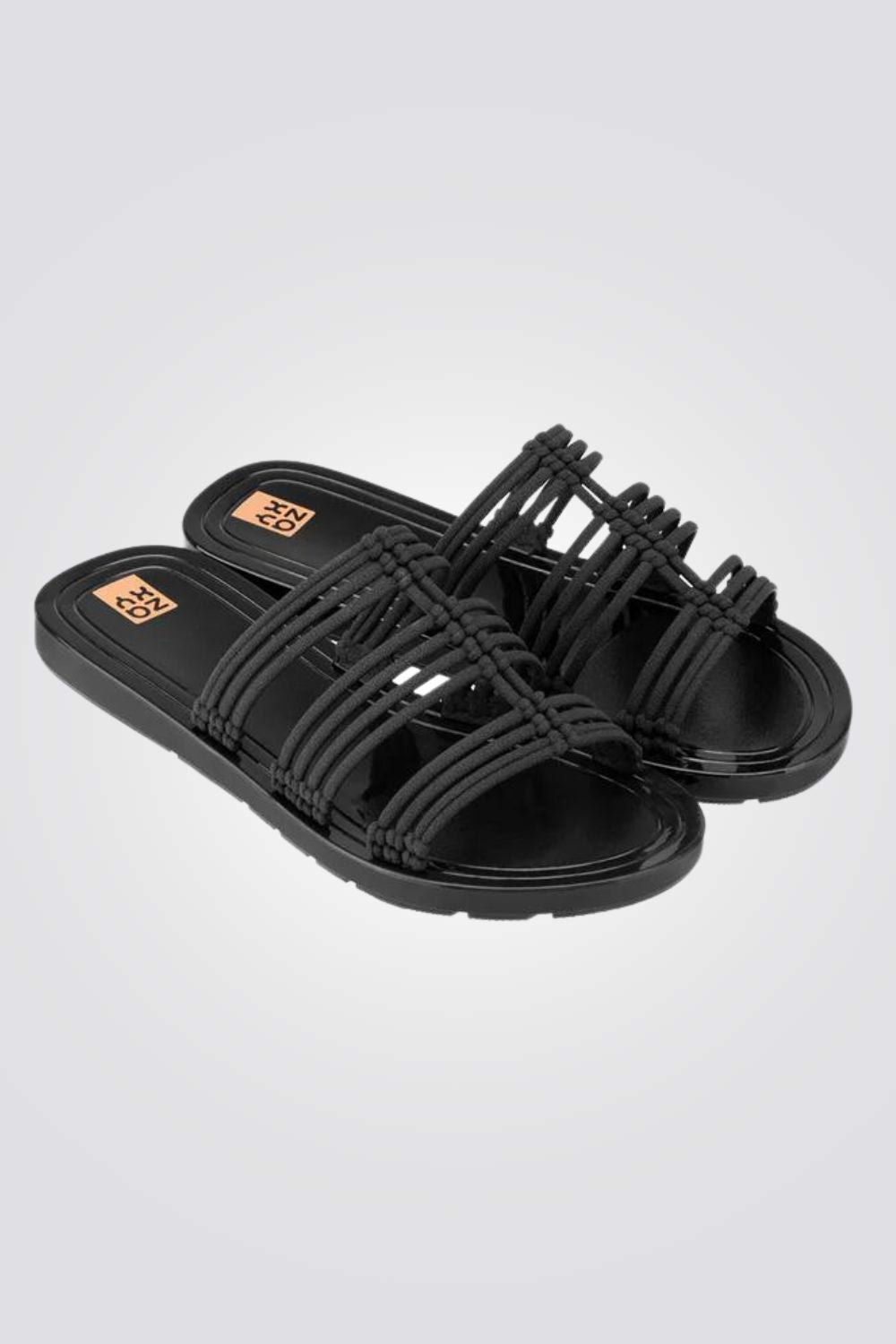 כפכפים מבית המותג ZAXY , בעלות רצועות בחזית שעוטפות את הרגל ומספקות אחיזה מלאה בקרקע.