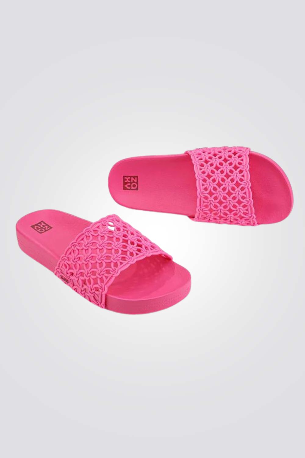 כפכפים מבית המותג ZAXY, בעלות סולייה איכותית שמספקת אחיזה מלאה לקרקע