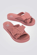 כפכפים מבית המותג ZAXY, בעלות סולייה איכותית שמספקת אחיזה מלאה לקרקע.