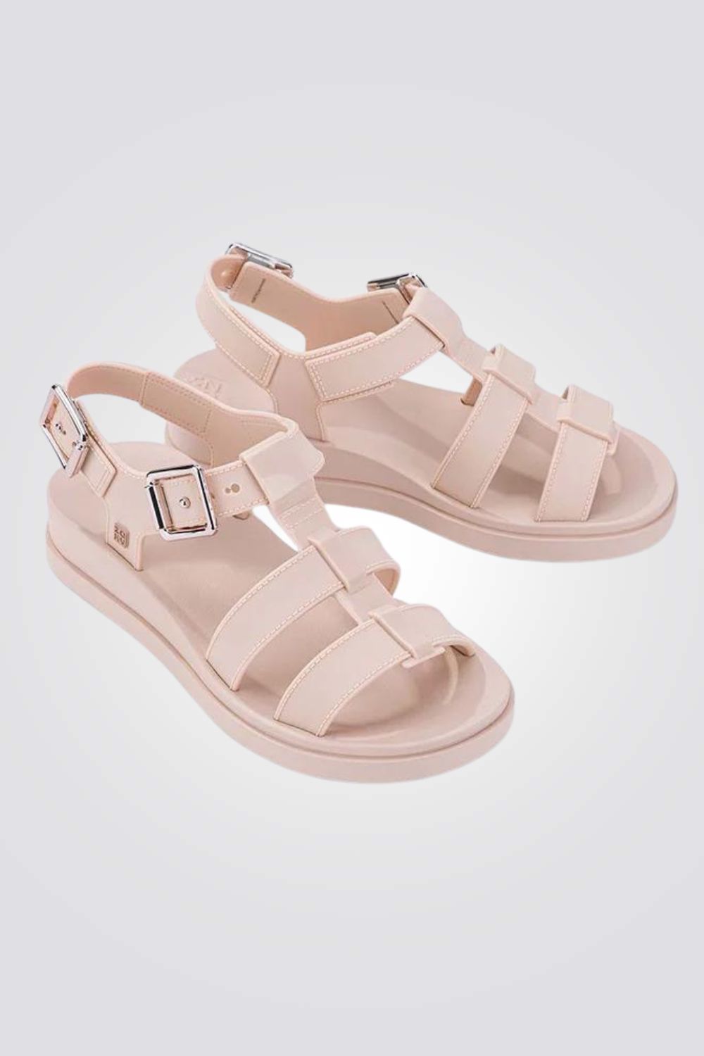 סנדלים מבית המותג ZAXY , בעלות רצועה קדמית ואחורית בסגירת אבזם להתאמה מושלמת 