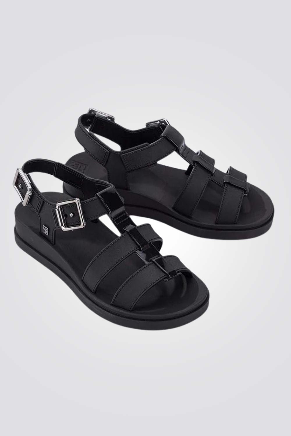 סנדלים מבית המותג ZAXY , בעלות רצועה קדמית ואחורית בסגירת אבזם להתאמה מושלמת 