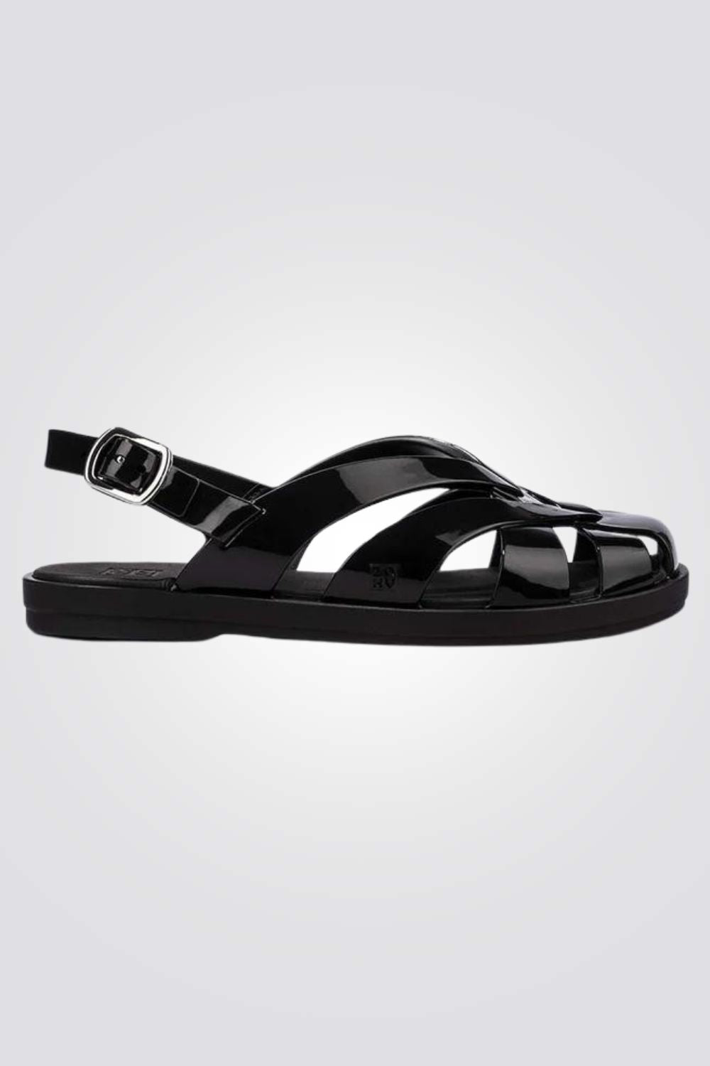 סנדלים מבית המותג ZAXY , בעלות רצועה קדמית ואחורית בסגירת אבזם להתאמה מושלמת 