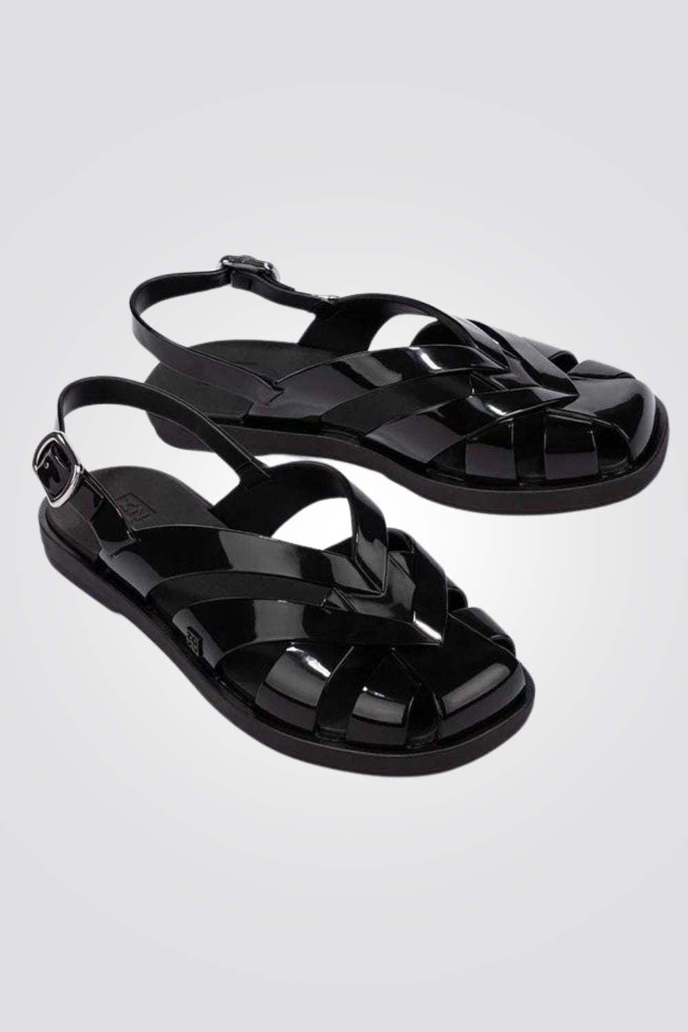 סנדלים מבית המותג ZAXY , בעלות רצועה קדמית ואחורית בסגירת אבזם להתאמה מושלמת 