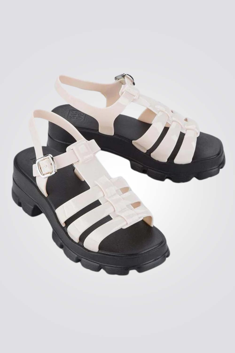 סנדלים מבית המותג ZAXY , בעלות רצועה קדמית בסגירת אבזם להתאמה מושלמת