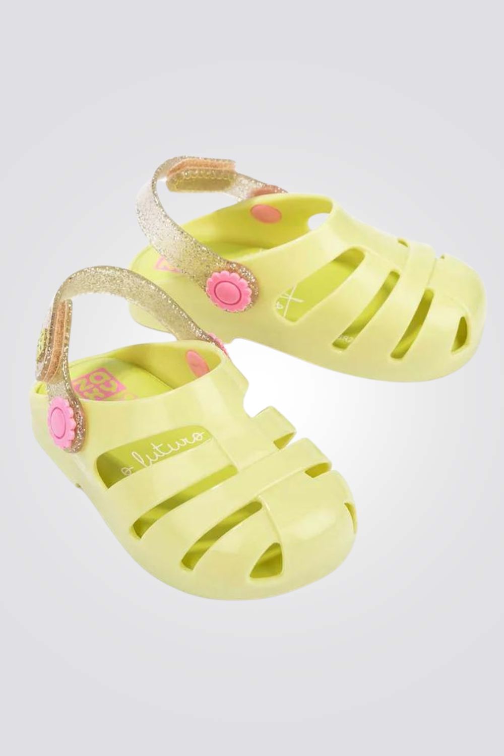 סנדלים מבית המותג ZAXY, בעלות רצועה אחורית בסגירת סקוטש להתאמה מושלמת.