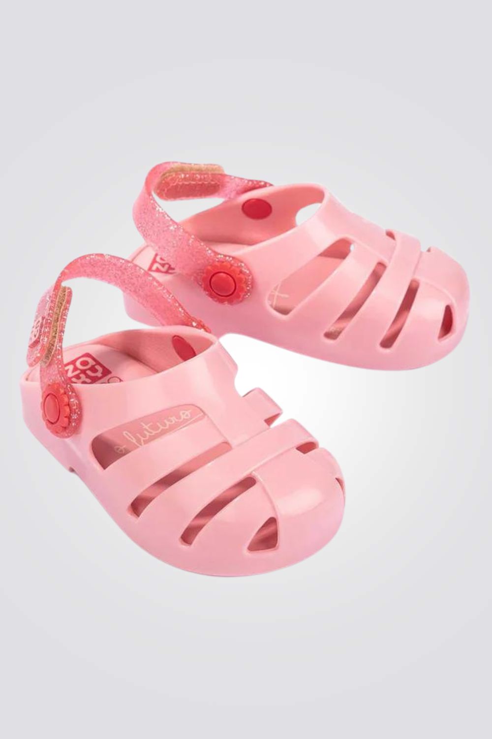 סנדלים מבית המותג ZAXY, בעלות רצועה אחורית בסגירת סקוטש להתאמה מושלמת.