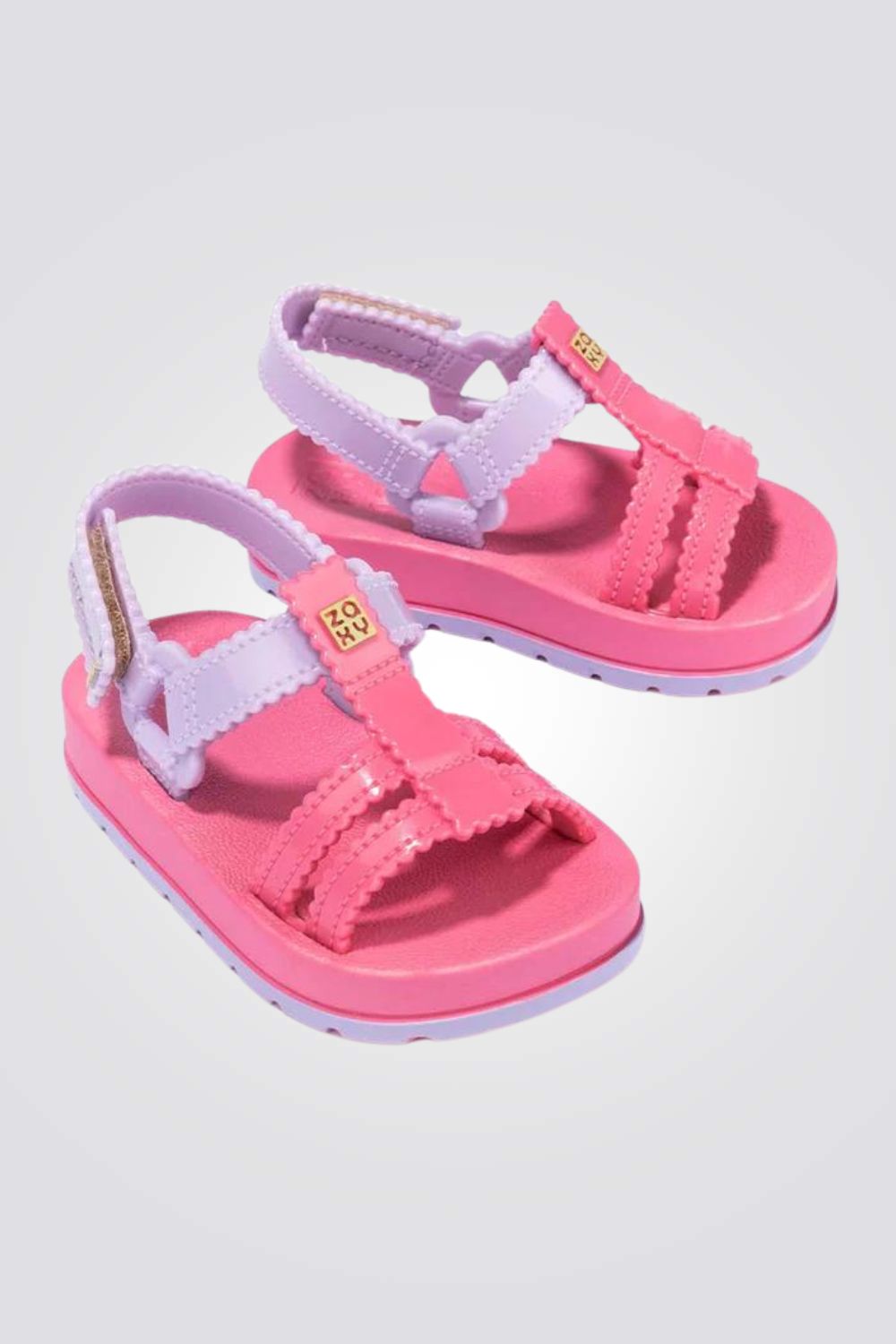 סנדלים מבית המותג ZAXY, בעלות רצועה אחורית בסגירת סקוטש להתאמה מושלמת.