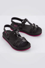 סנדלים מבית המותג ZAXY, בעלות רצועה אחורית בסגירת סקוטש להתאמה מושלמת.