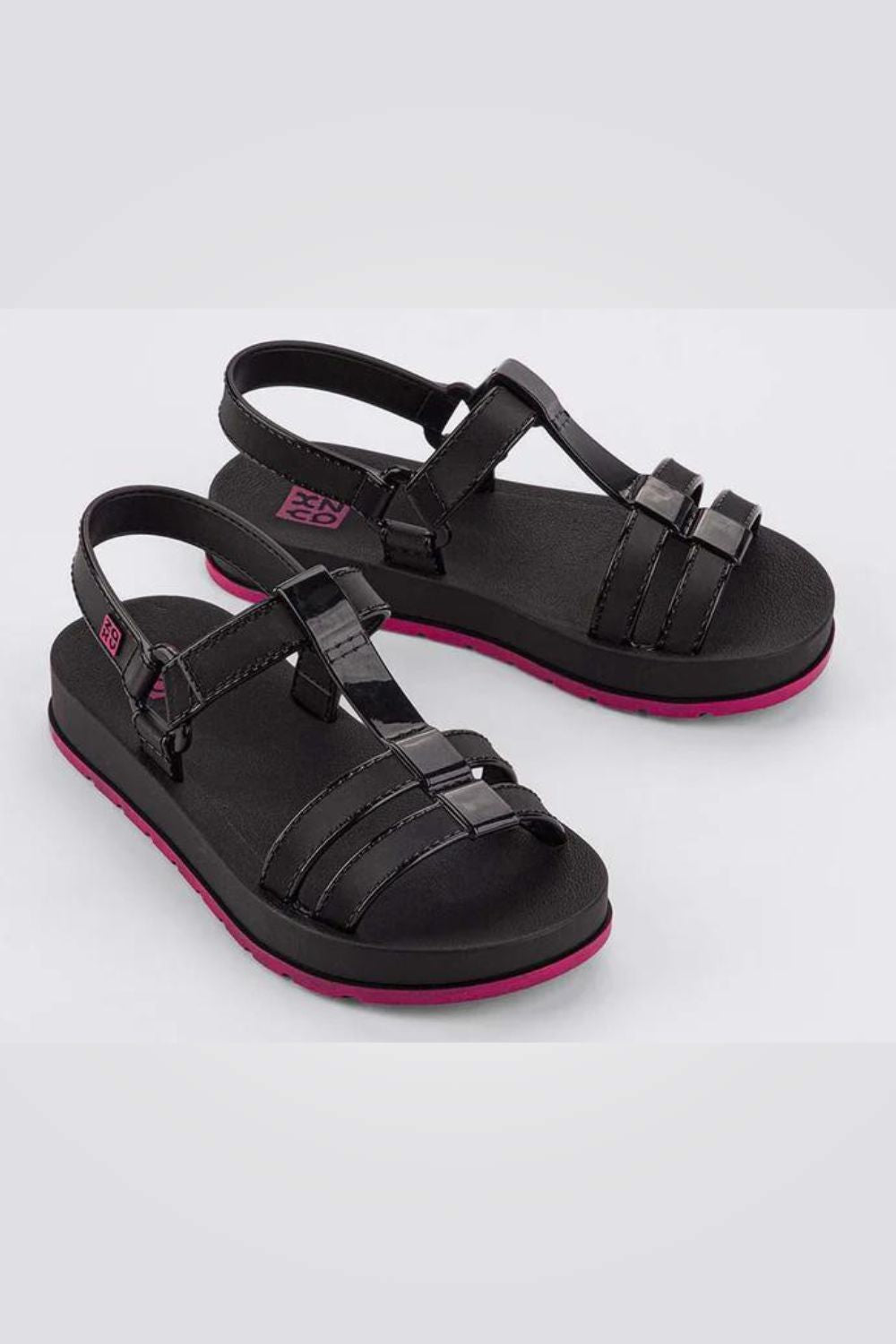 סנדלים מבית המותג ZAXY, בעלות רצועה אחורית בסגירת סקוטש להתאמה מושלמת.