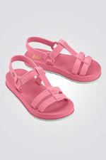 סנדלים מבית המותג ZAXY, בעלות רצועה אחורית בסגירת סקוטש להתאמה מושלמת.