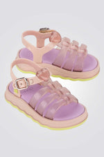 סנדלים מבית המותג ZAXY, בעלות רצועה אחורית בסגירת סקוטש להתאמה מושלמת.