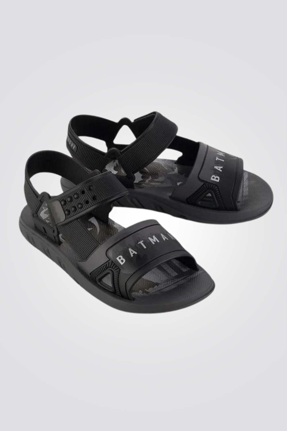 סנדלים מבית המותג ZAXY, בעלות רצועה קדמית בסגירת סקוטש להתאמה מושלמת.