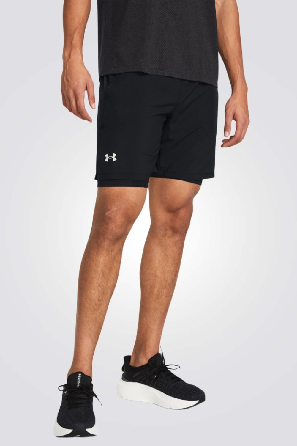 מכנסיים מבית המותג UNDER ARMOUR , עשויות מבד מנדף זיעה ששומר עלייך מאורר לאורך האימון. כיסים קדמיים לשמירה על החפצים שלך באופן הבטוח ביותר. מותן אלסטית עם שרוך להתאמה מושלמת.