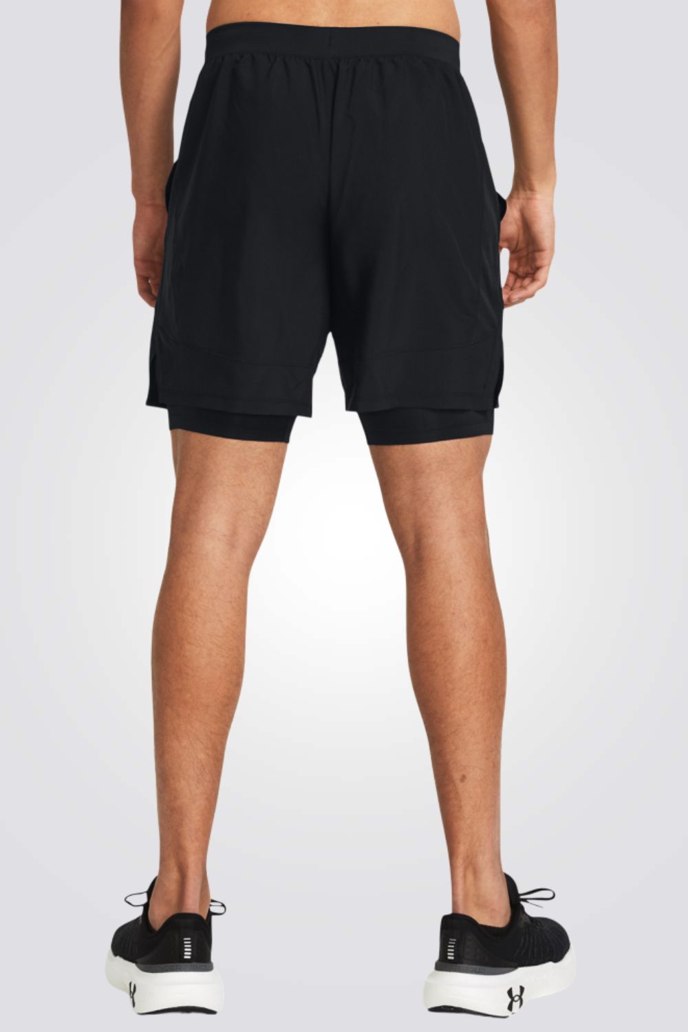 מכנסיים מבית המותג UNDER ARMOUR , עשויות מבד מנדף זיעה ששומר עלייך מאורר לאורך האימון. כיסים קדמיים לשמירה על החפצים שלך באופן הבטוח ביותר. מותן אלסטית עם שרוך להתאמה מושלמת.