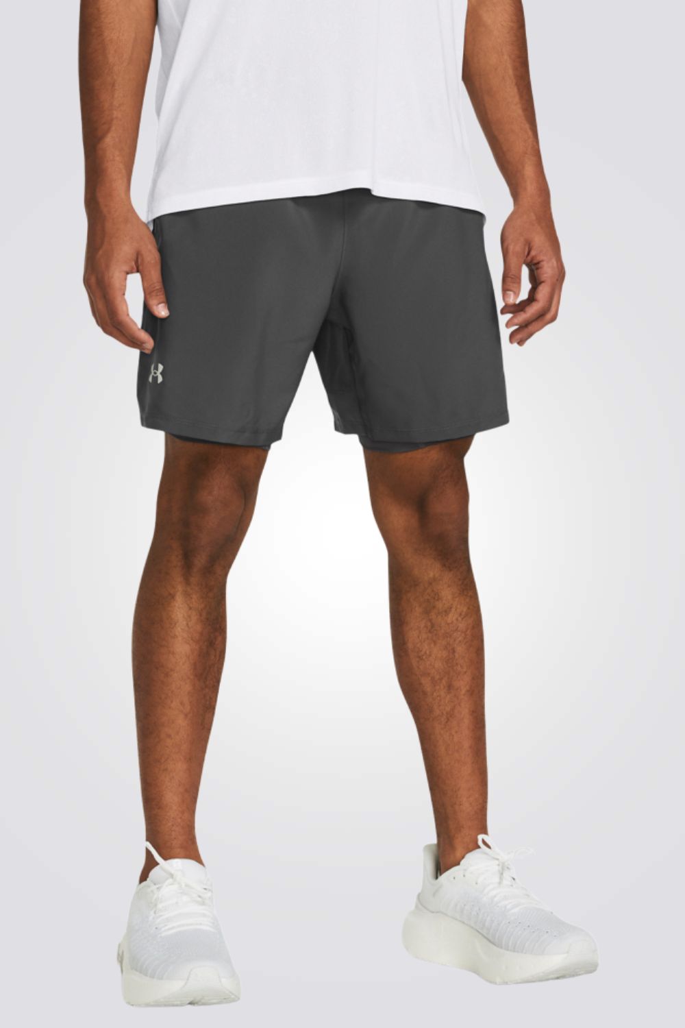 מכנסיים מבית המותג UNDER ARMOUR , עשויות מבד מנדף זיעה ששומר עלייך מאורר לאורך האימון. כיסים קדמיים על החפצים שלך באופן הבטוח ביותר. מותן אלסטית עם שרוך להתאמה מושלמת.