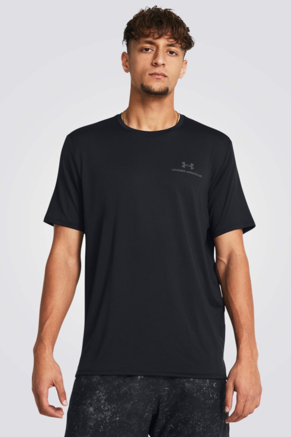 חולצה מבית המותג UNDER ARMOUR , עשויה מבד מנדף זיעה ששומר על הגוף שלך מאורר לאורך האימון