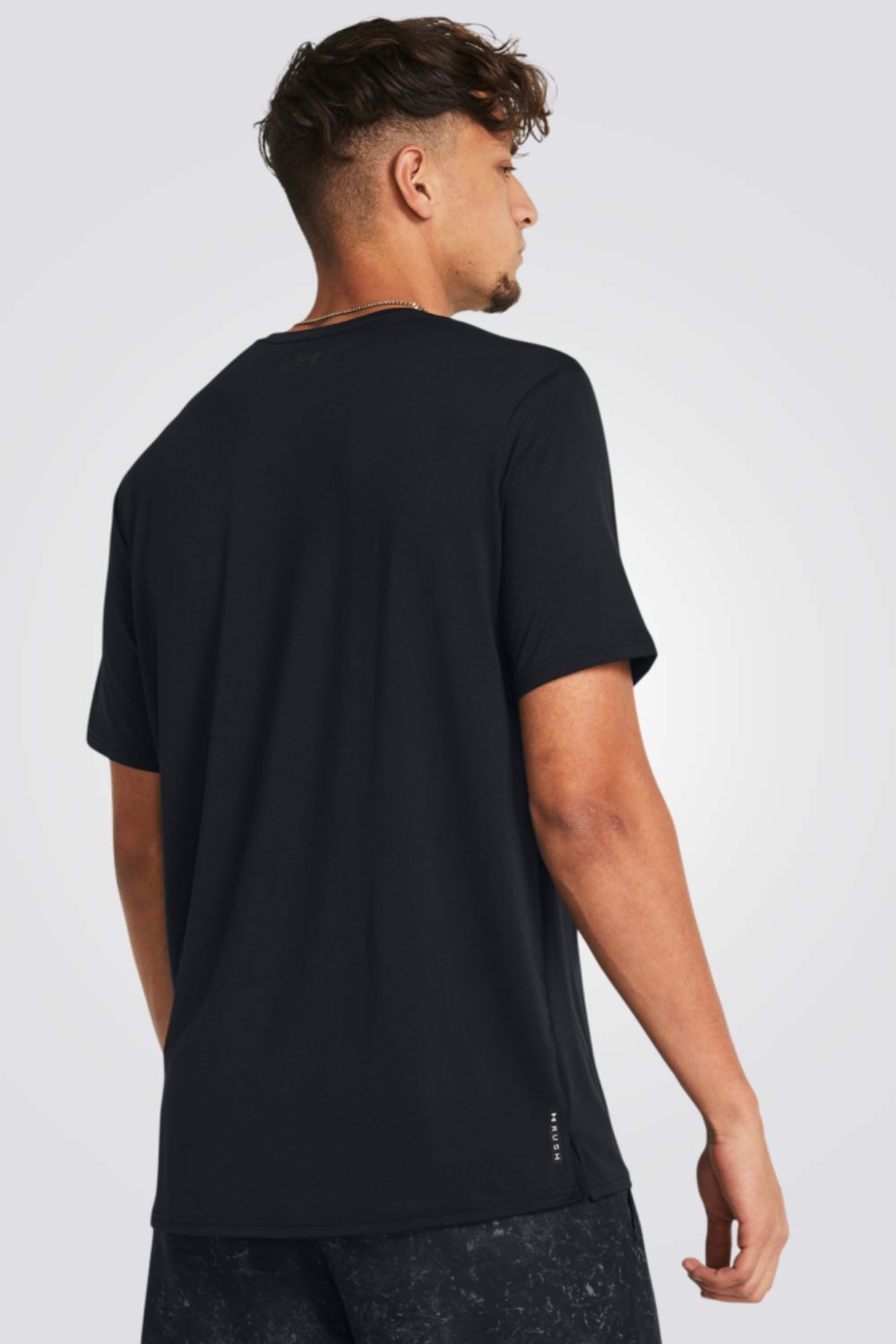 חולצה מבית המותג UNDER ARMOUR , עשויה מבד מנדף זיעה ששומר על הגוף שלך מאורר לאורך האימון