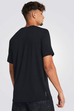 חולצה מבית המותג UNDER ARMOUR , עשויה מבד מנדף זיעה ששומר על הגוף שלך מאורר לאורך האימון