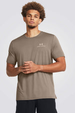 גופייה מבית המותג UNDER ARMOUR, עשויה מבד מנדף זיעה ששומר על הגוף שלך מאורר לאורך כל היום.