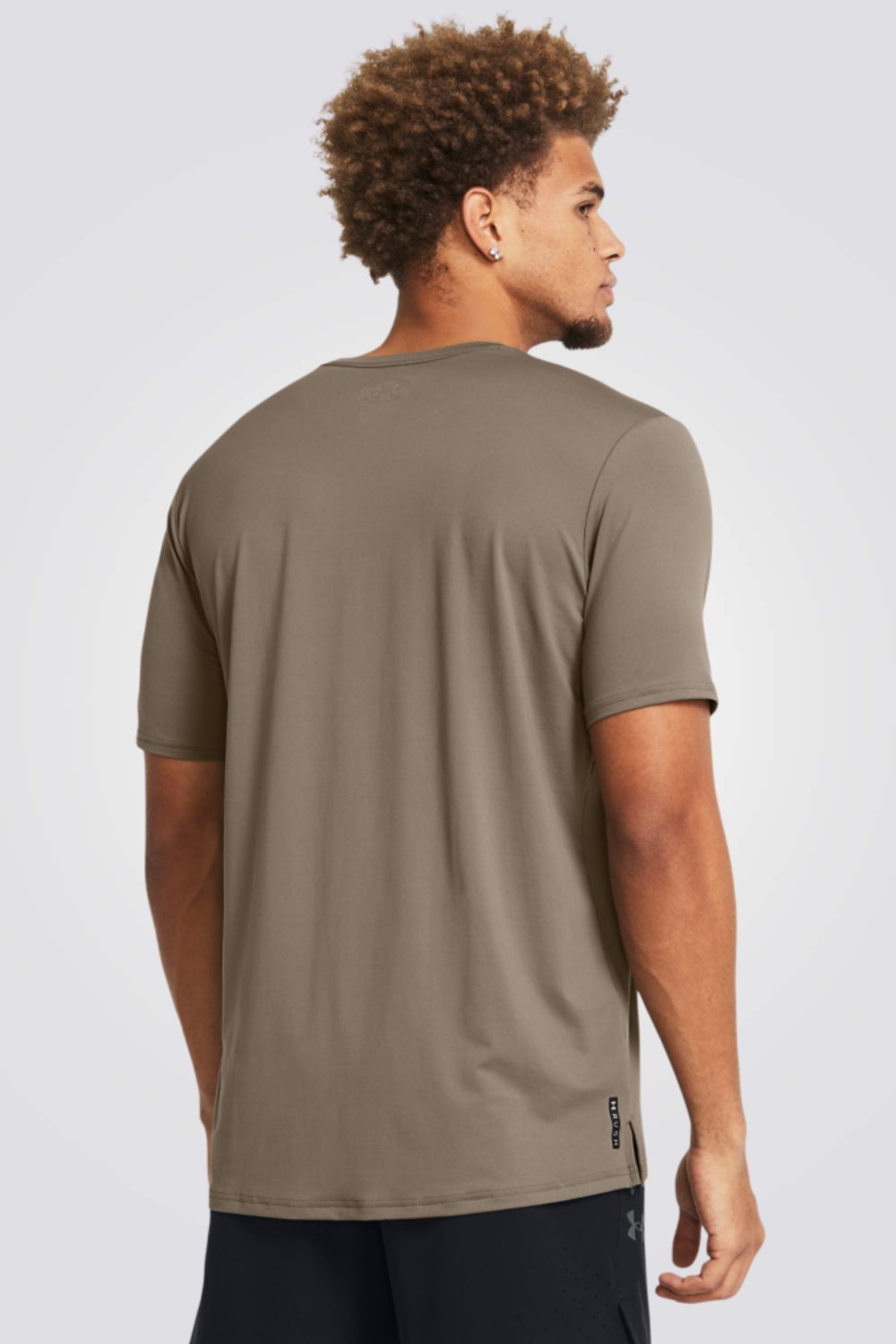 גופייה מבית המותג UNDER ARMOUR, עשויה מבד מנדף זיעה ששומר על הגוף שלך מאורר לאורך כל היום.