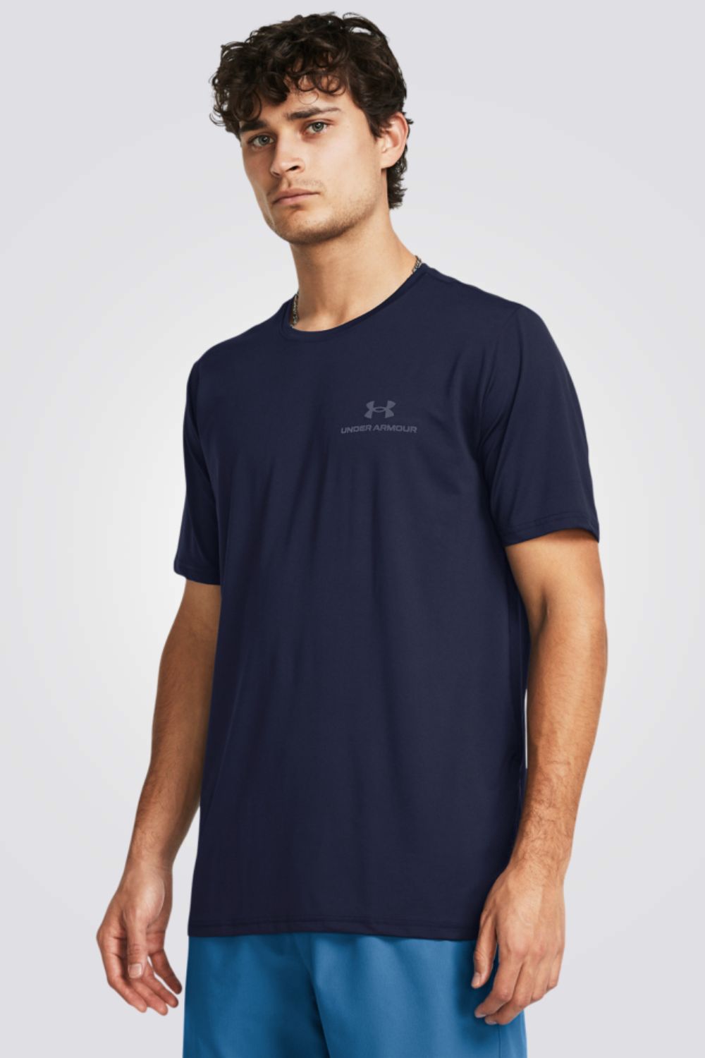 חולצה מבית המותג UNDER ARMOUR , עשויה מבד מנדף זיעה ששומר על הגוף שלך מאורר לאורך האימון