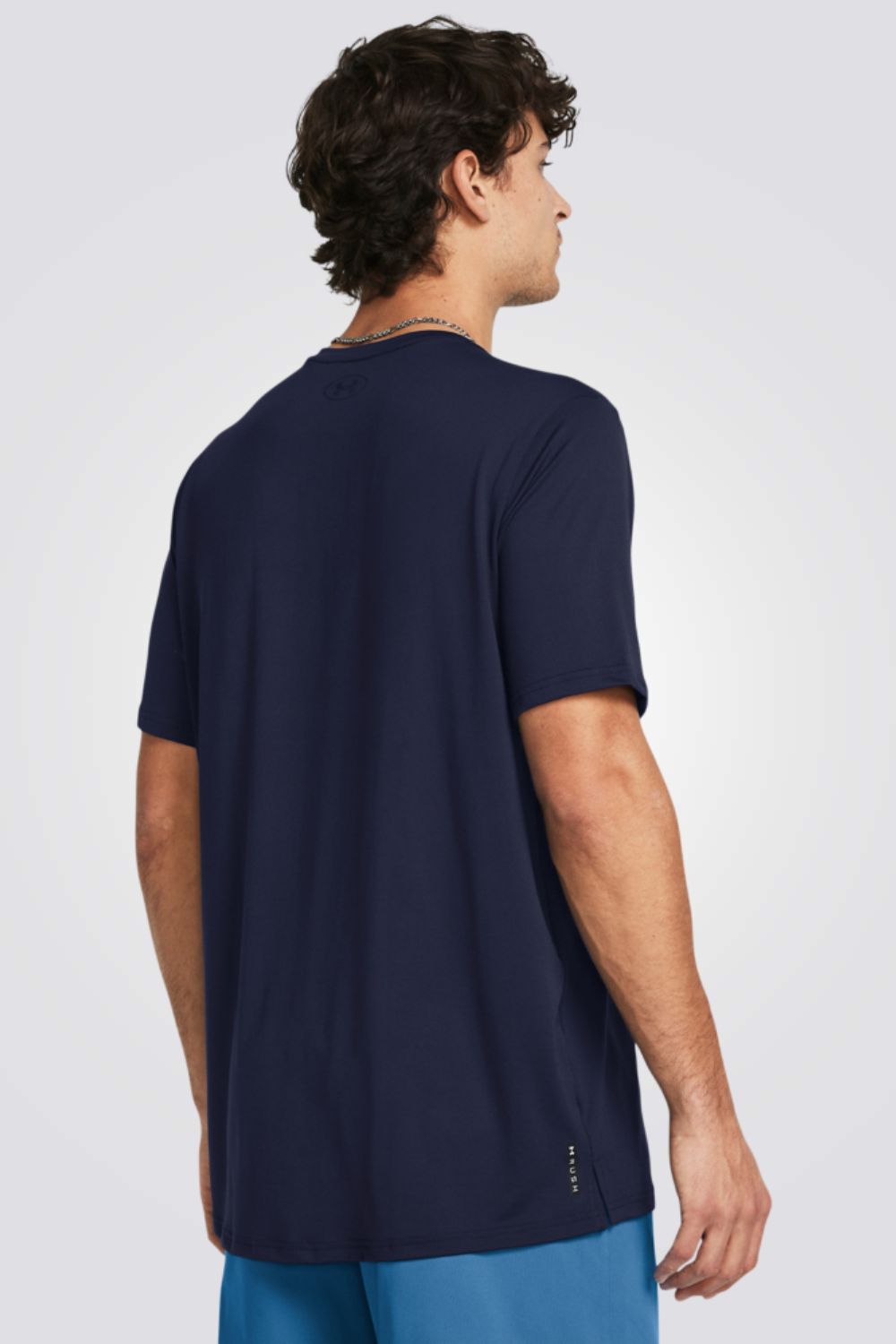 חולצה מבית המותג UNDER ARMOUR , עשויה מבד מנדף זיעה ששומר על הגוף שלך מאורר לאורך האימון