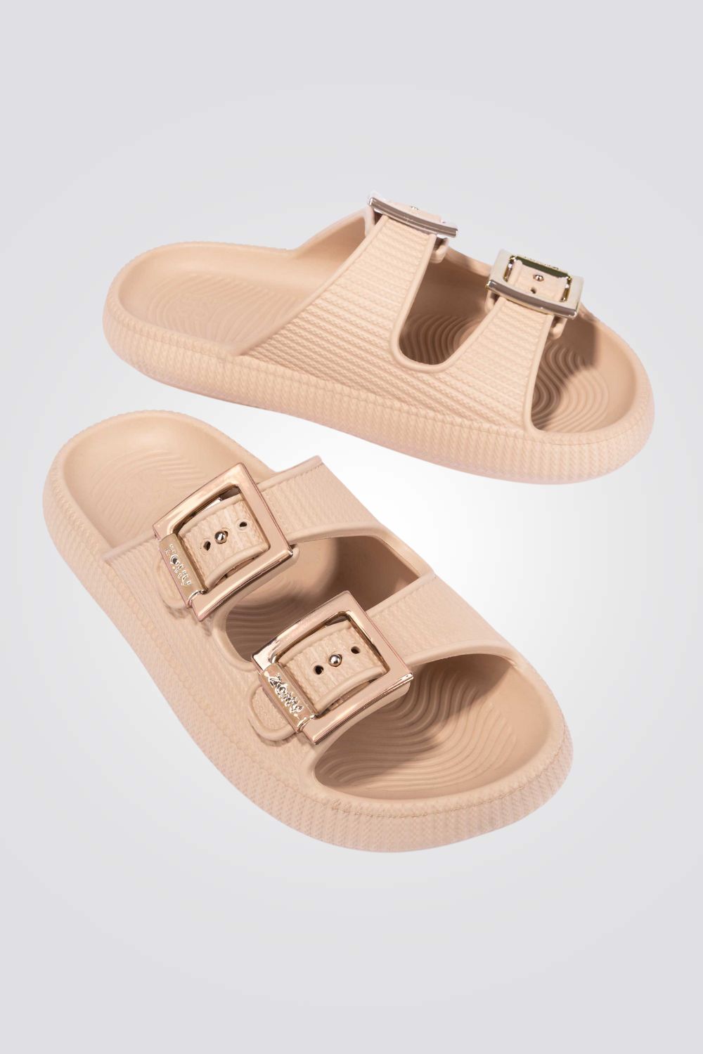 כפכפים מבית המותג ZAXY, בעלות סולייה איכותית שמספקת אחיזה מלאה לקרקע.