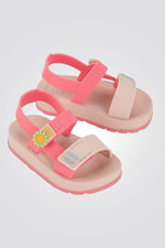 סנדלים מבית המותג ZAXY , בעלות רצועה בסגירת אבזם להתאמה מושלמת ורצועה קדמית בסגירת סקוטש