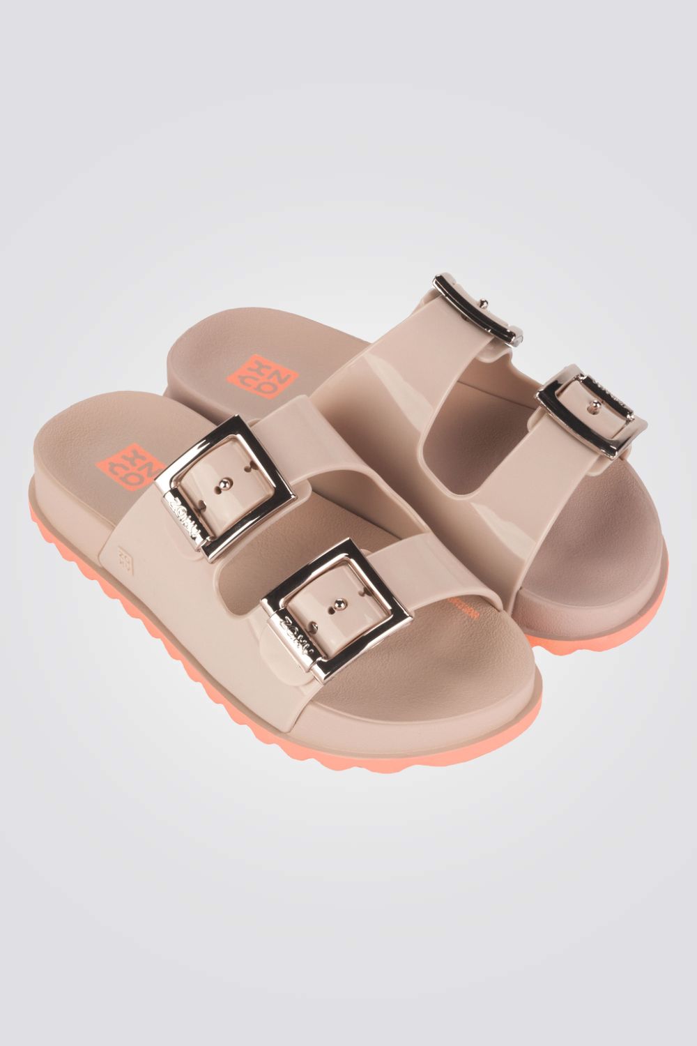 כפכפים בית המותג ZAXY, בעלות סולייה איכותית שמספקת אחיזה מלאה לקרקע.