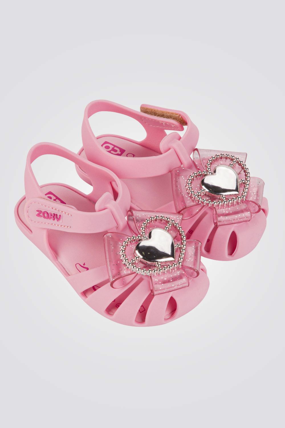 סנדלים מבית המותג ZAXY, בעלות רצועה קדמית בסגירת סקוטש להתאמה מושלמת.