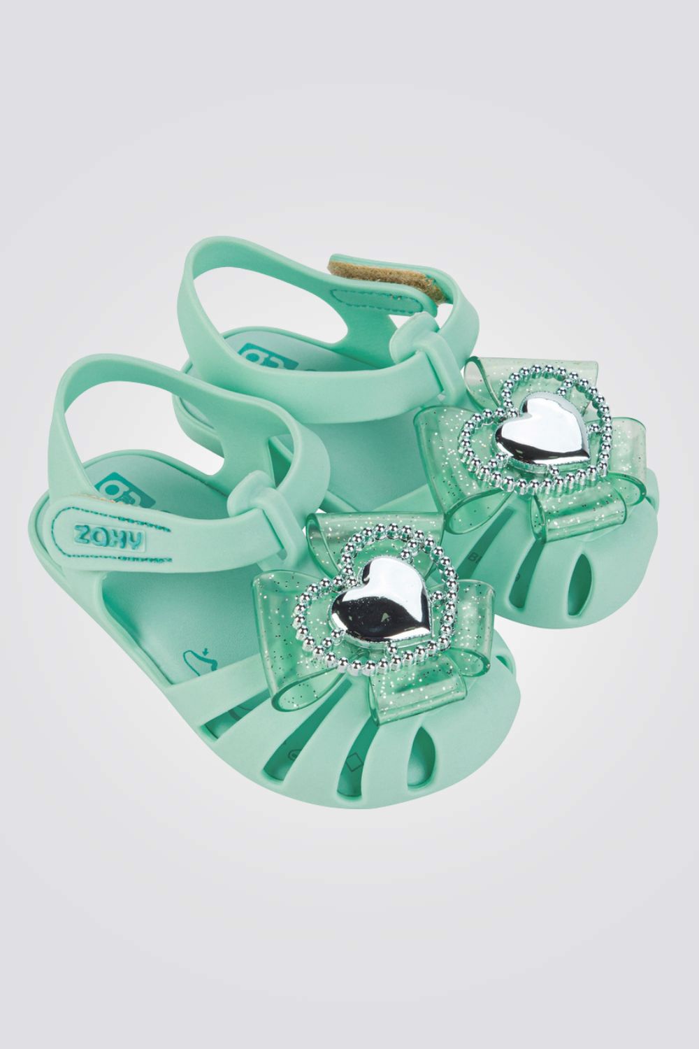 סנדלים מבית המותג ZAXY, בעלות רצועה אחורית בסגירת סקוטש להתאמה מושלמת.