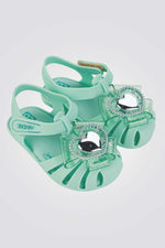 סנדלים מבית המותג ZAXY, בעלות רצועה אחורית בסגירת סקוטש להתאמה מושלמת.