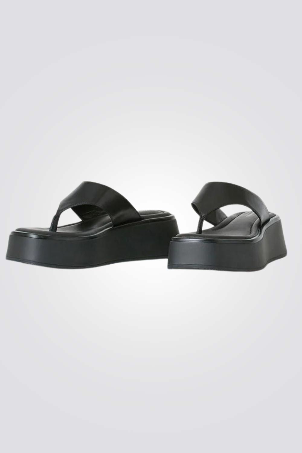 כפכפים מבית המותג VAGABOND, בעלות מדרס פנימי רך במיוחד שעוטף את הרגל בנוחות בלתי מתפשרת. סולייה חיצונית עמידה שמספקת אחיזה מלאה בקרקע