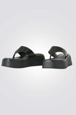 כפכפים מבית המותג VAGABOND, בעלות מדרס פנימי רך במיוחד שעוטף את הרגל בנוחות בלתי מתפשרת. סולייה חיצונית עמידה שמספקת אחיזה מלאה בקרקע