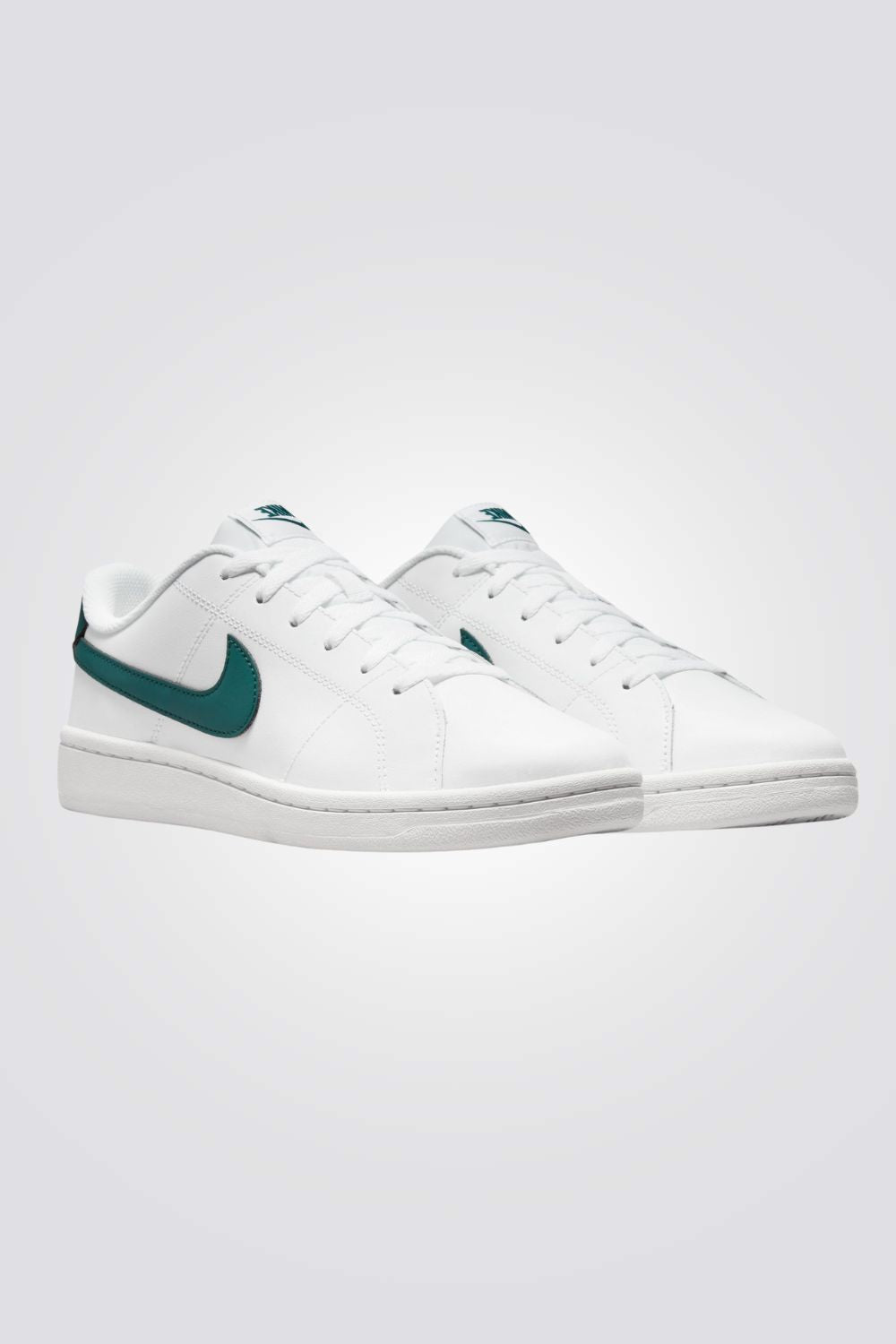 נעליים מבית המותג NIKE, בעלות מדרס פנימי רך שעוטף את הרגל ומספק נוחות מירבית. סולייה חיצונית שמספקת אחיזה מלאה לאורך כל היום.