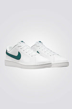 נעליים מבית המותג NIKE, בעלות מדרס פנימי רך שעוטף את הרגל ומספק נוחות מירבית. סולייה חיצונית שמספקת אחיזה מלאה לאורך כל היום.