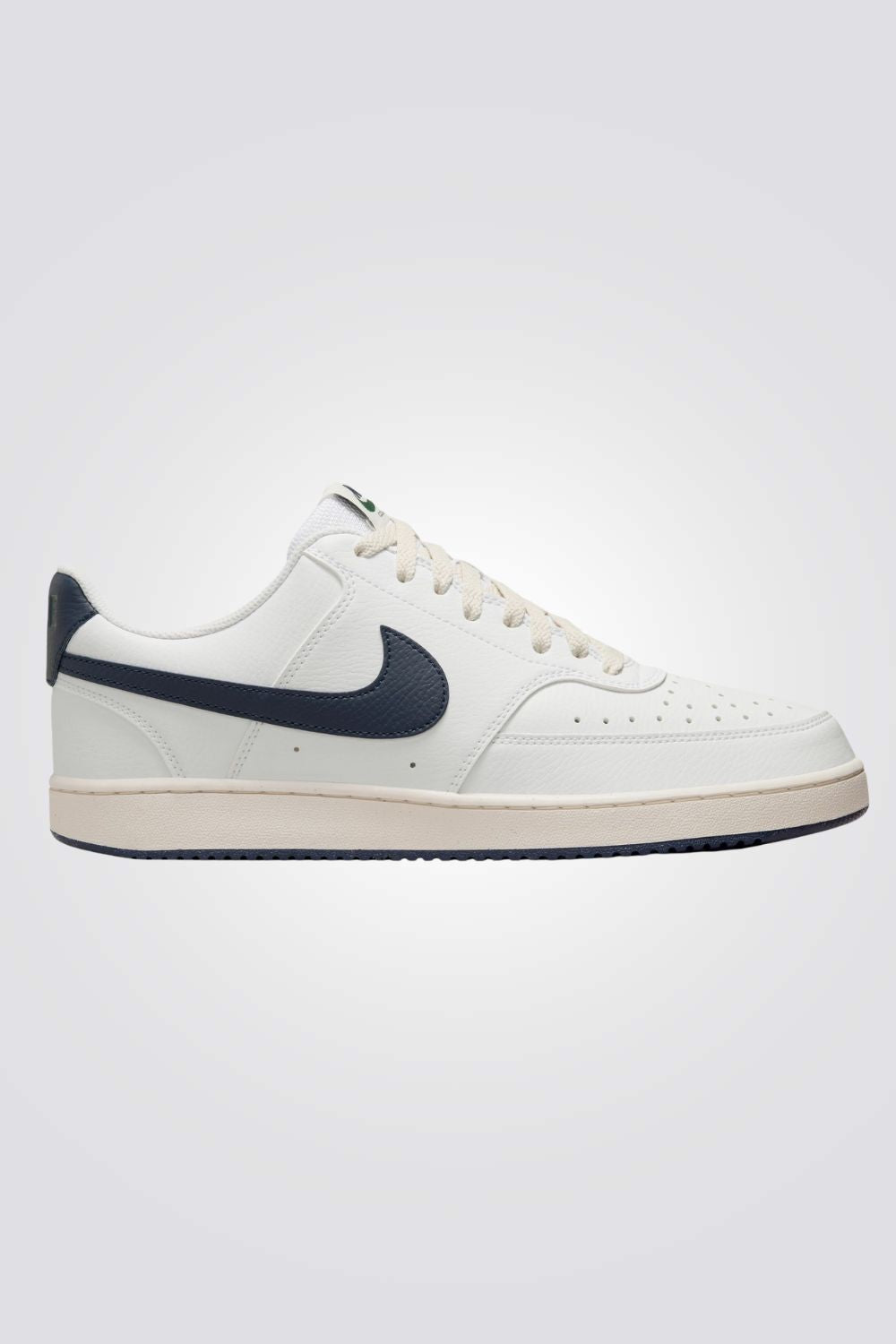 נעליים מבית המותג NIKE, בעלות מדרס פנימי רך שעוטף את הרגל ומספק נוחות מירבית. סולייה חיצונית שמספקת אחיזה מלאה לאורך כל היום.